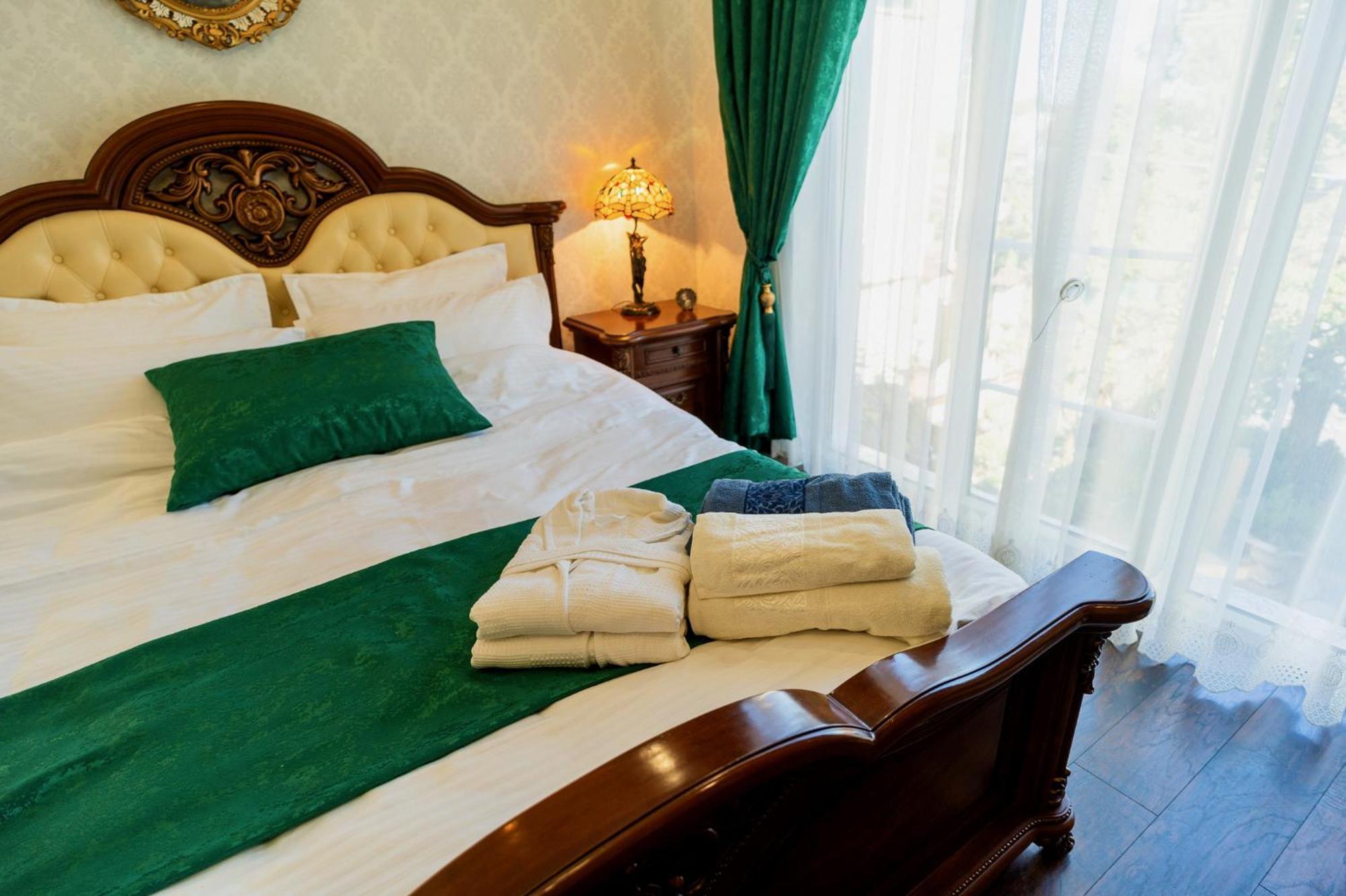 Luxurious Villa With Lush Garden And Huge Terrace Near Herastrau Park Bucharest Exterior photo