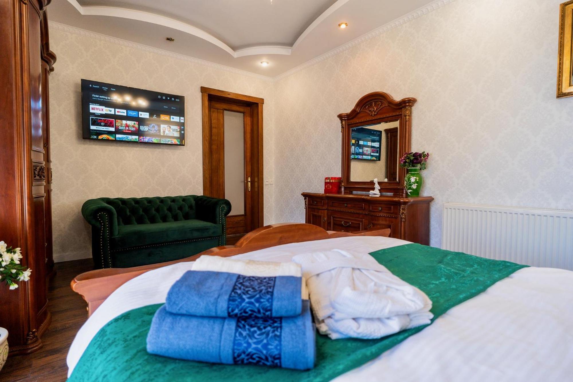 Luxurious Villa With Lush Garden And Huge Terrace Near Herastrau Park Bucharest Exterior photo