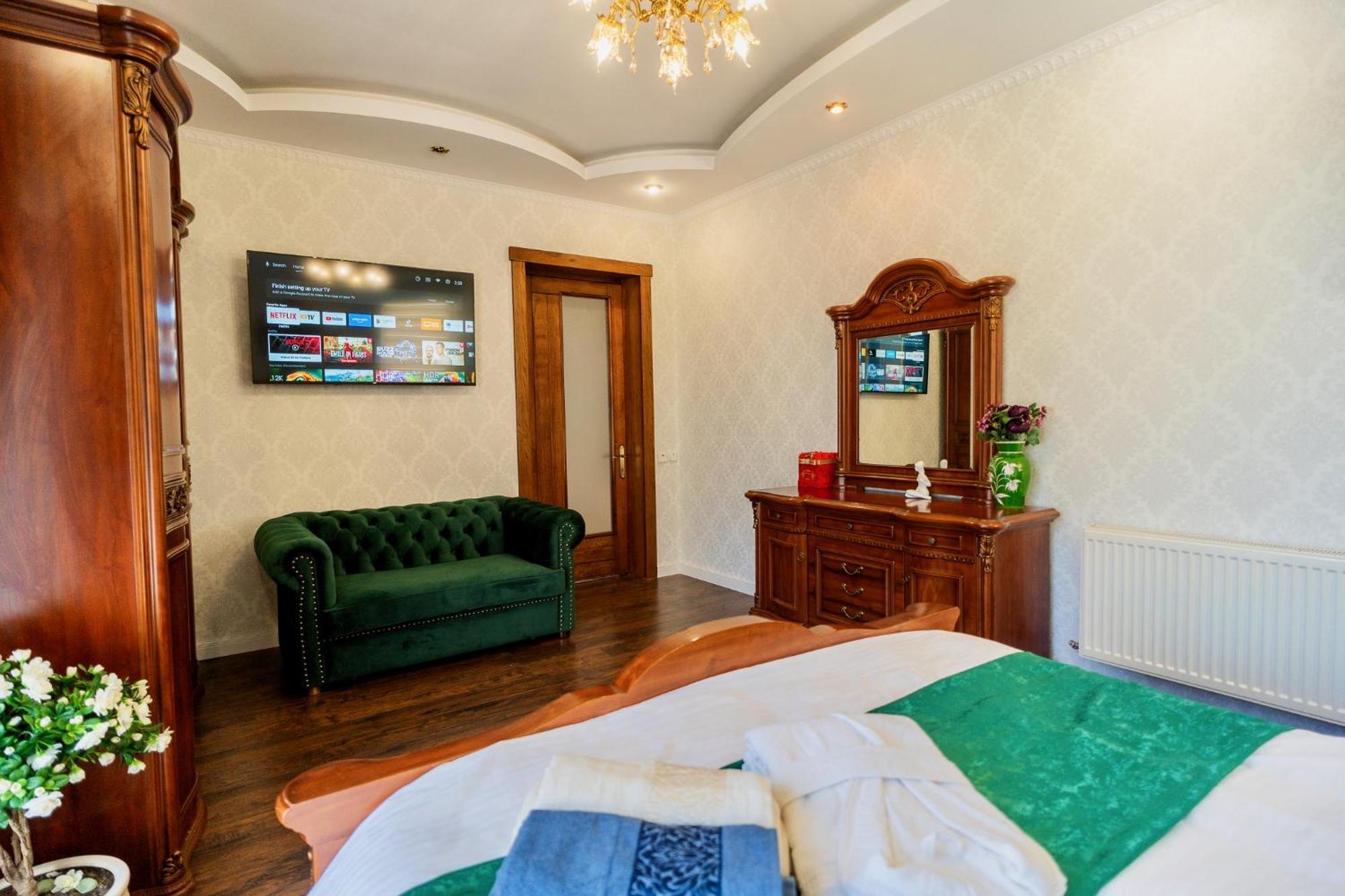 Luxurious Villa With Lush Garden And Huge Terrace Near Herastrau Park Bucharest Exterior photo