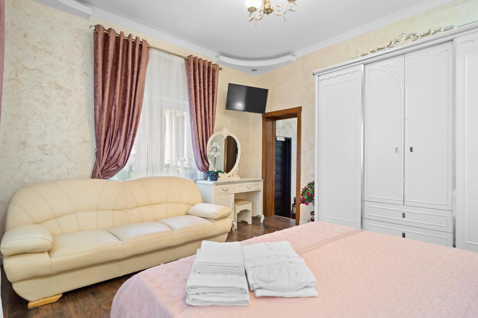Luxurious Villa With Lush Garden And Huge Terrace Near Herastrau Park Bucharest Exterior photo