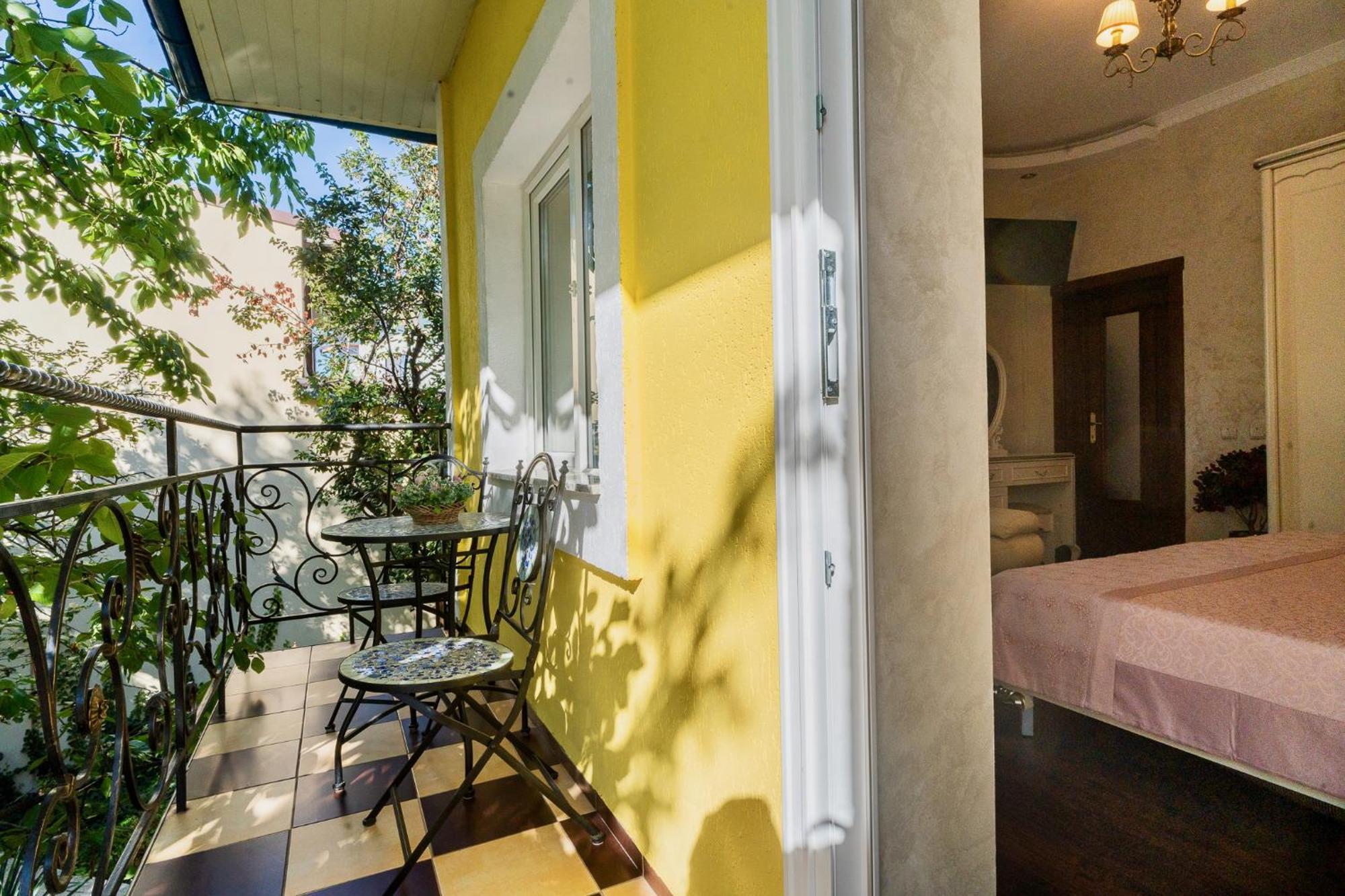 Luxurious Villa With Lush Garden And Huge Terrace Near Herastrau Park Bucharest Exterior photo