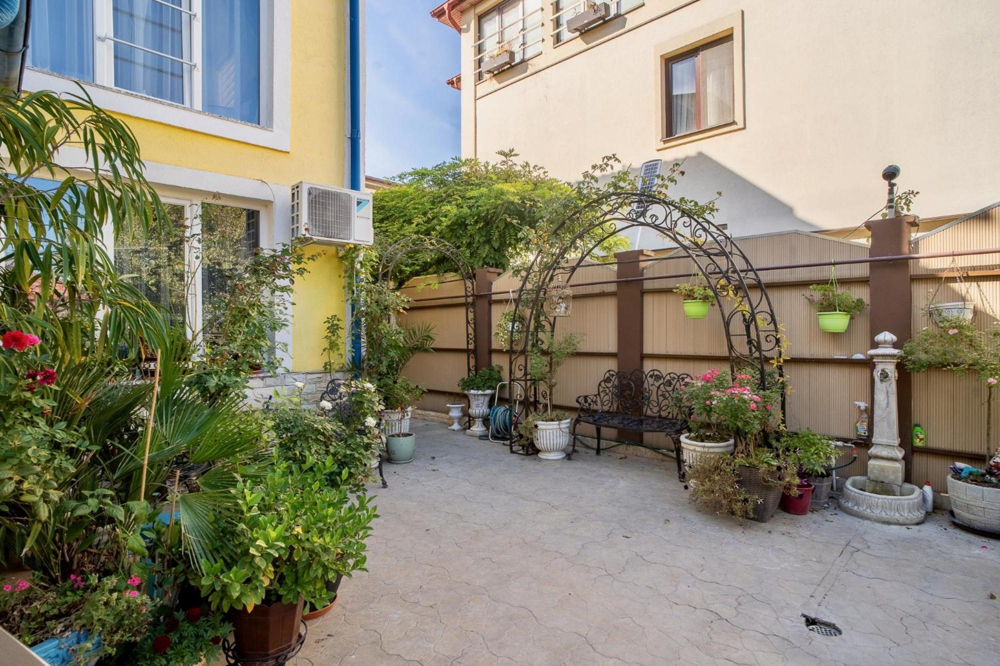 Luxurious Villa With Lush Garden And Huge Terrace Near Herastrau Park Bucharest Exterior photo