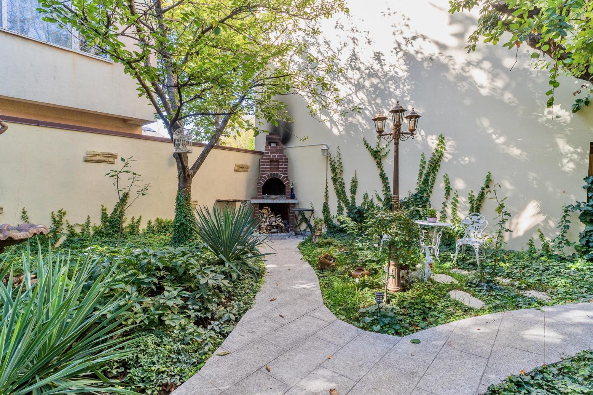 Luxurious Villa With Lush Garden And Huge Terrace Near Herastrau Park Bucharest Exterior photo